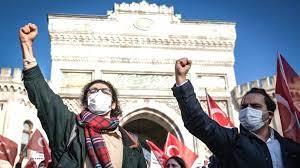 معترضان متقاعد شده اند که اقتصاد در حال شکست به آن‌ها کمک می‌کند تا اردوغان را سرنگون کنند.