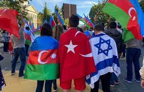 چرا در چهار گوشه جمهوری آذربایجان، پرچم اسراییل نصب می‌شود، اما شیعیان توان نصب پرچم امام حسین (ع) را ندارند؟